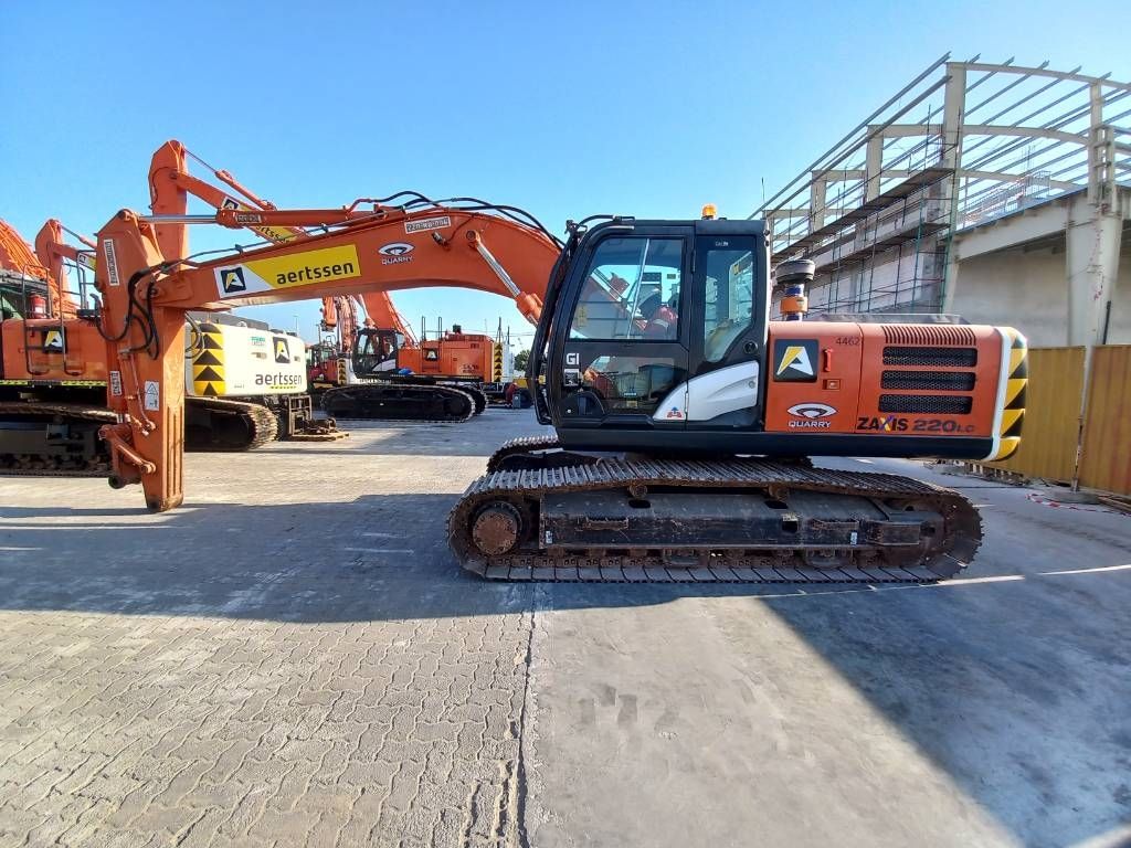Hitachi ZX220LC (Abu Dhabi)