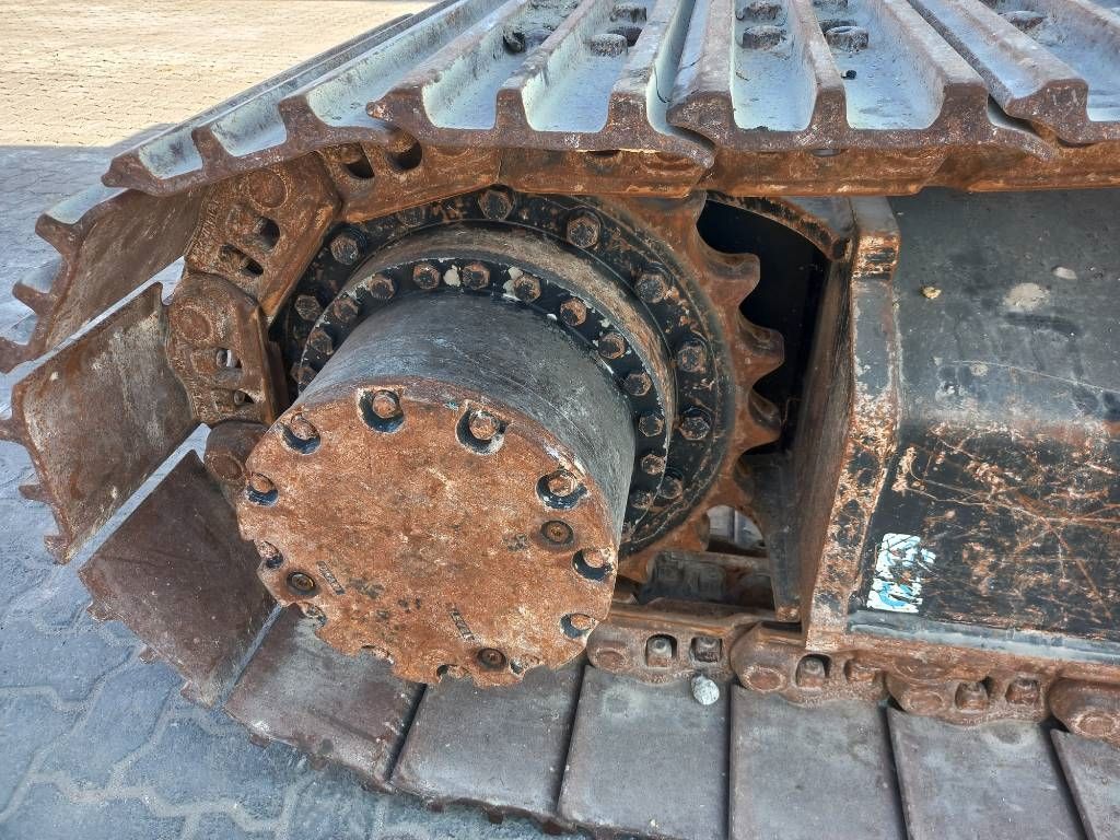 Hitachi ZX220LC (Abu Dhabi)