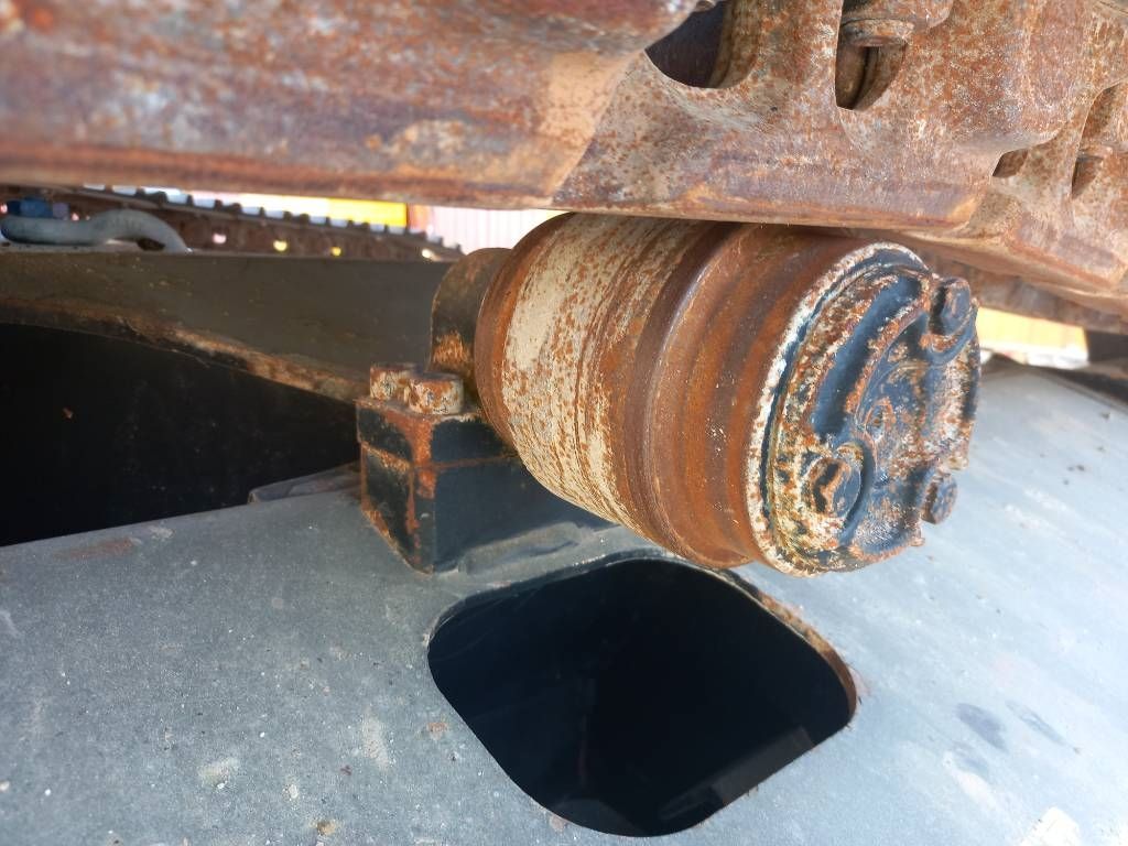 Hitachi ZX220LC (Abu Dhabi)