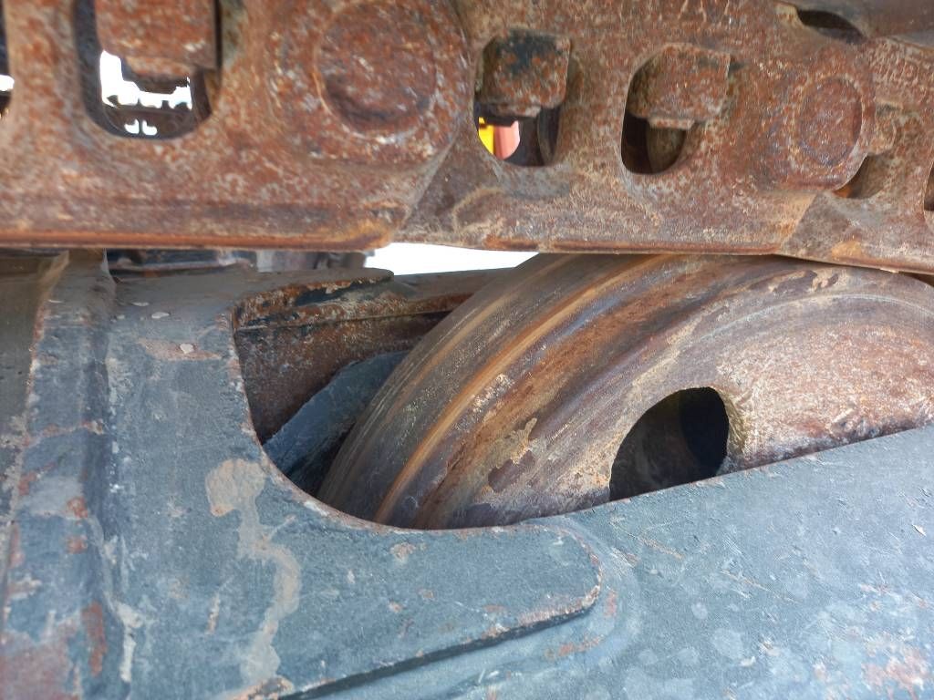 Hitachi ZX220LC (Abu Dhabi)