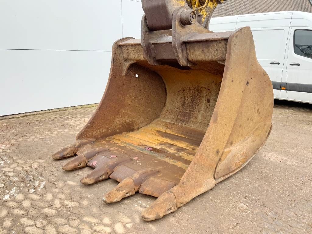Komatsu PC700LC-8EO Adjustable Undercarriage / Hydr Stairs