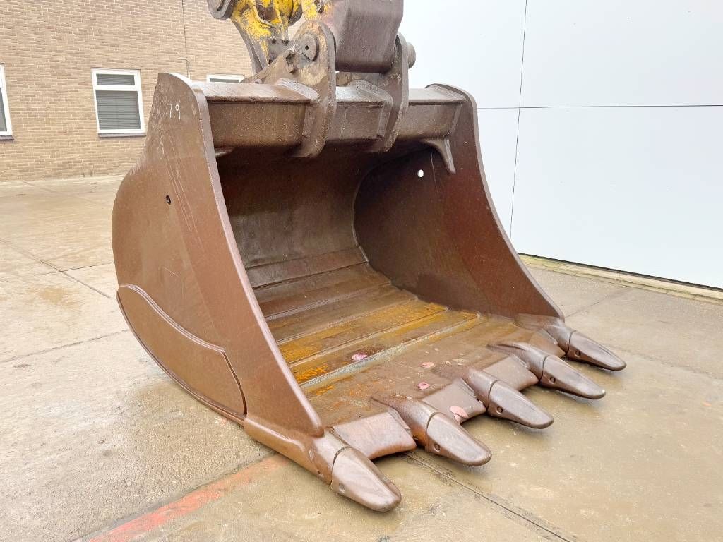 Komatsu PC700LC-8EO Adjustable Undercarriage / Hydr Stairs