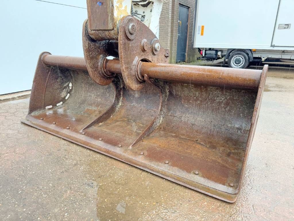 Liebherr R906LC - 2 Buckets Included / Quick Coupler