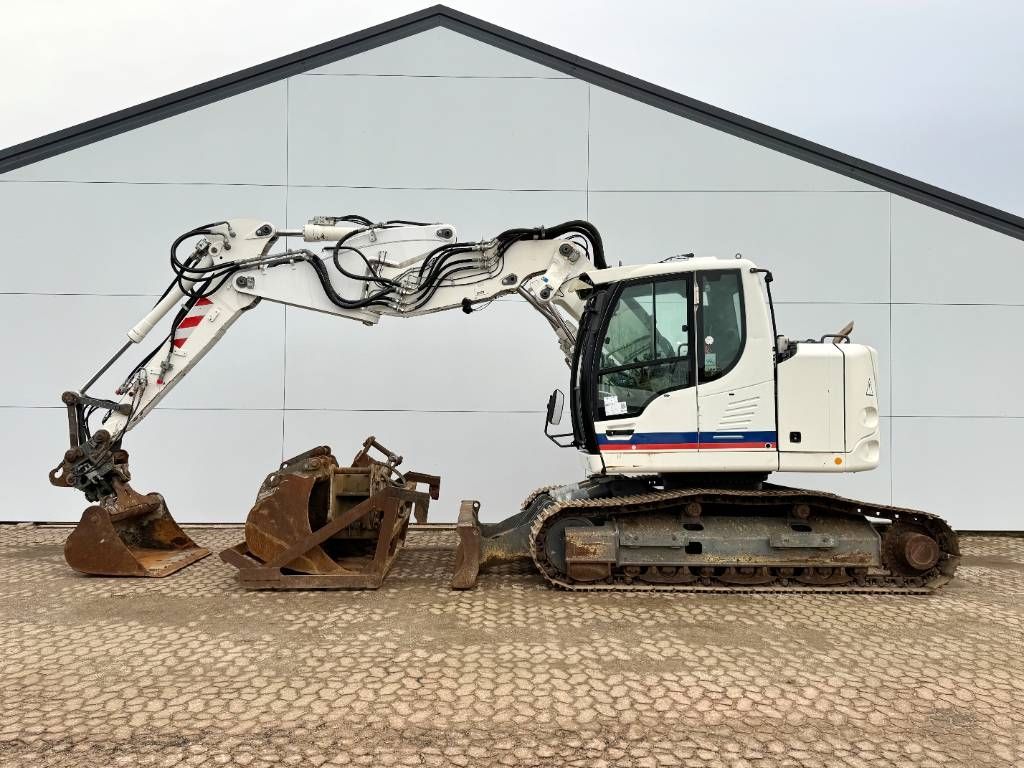 Liebherr R914 Compact - Triple Boom + Extra Attachments
