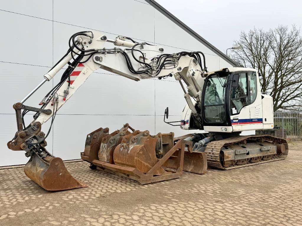 Liebherr R914 Compact - Triple Boom + Extra Attachments