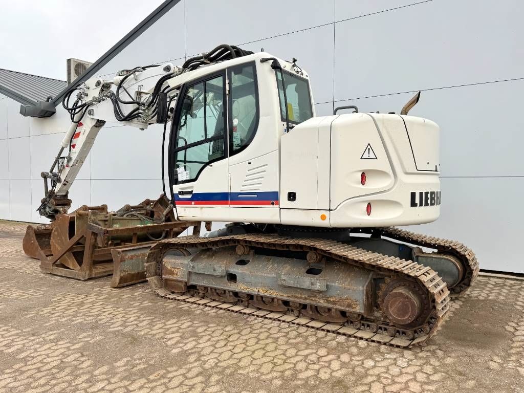 Liebherr R914 Compact - Triple Boom + Extra Attachments