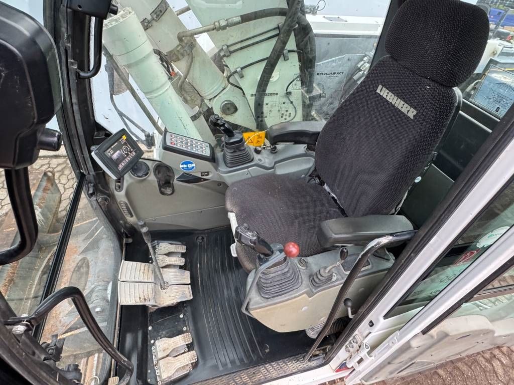 Liebherr R914 Compact - Triple Boom + Extra Attachments