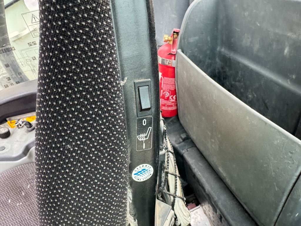 Liebherr R914 Compact - Triple Boom + Extra Attachments