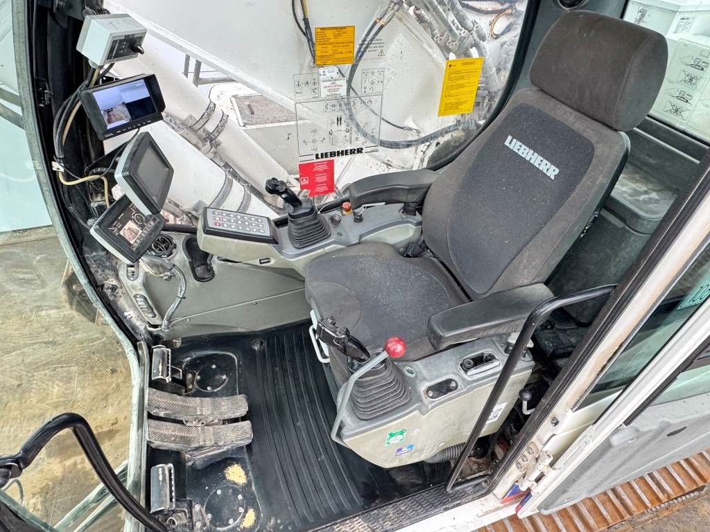 Liebherr R946LC - Hammer Lines / Quick Coupler