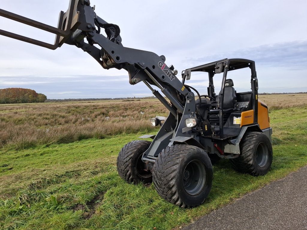 Giant V6004 T shovel