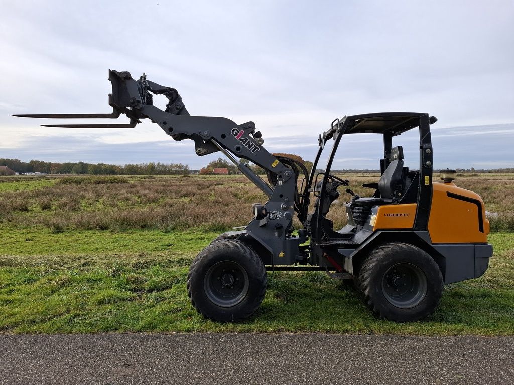 Giant V6004 T shovel