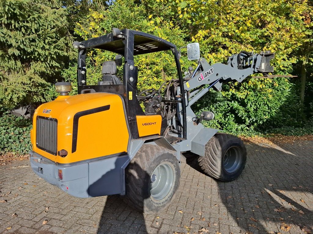 Giant V6004 T shovel