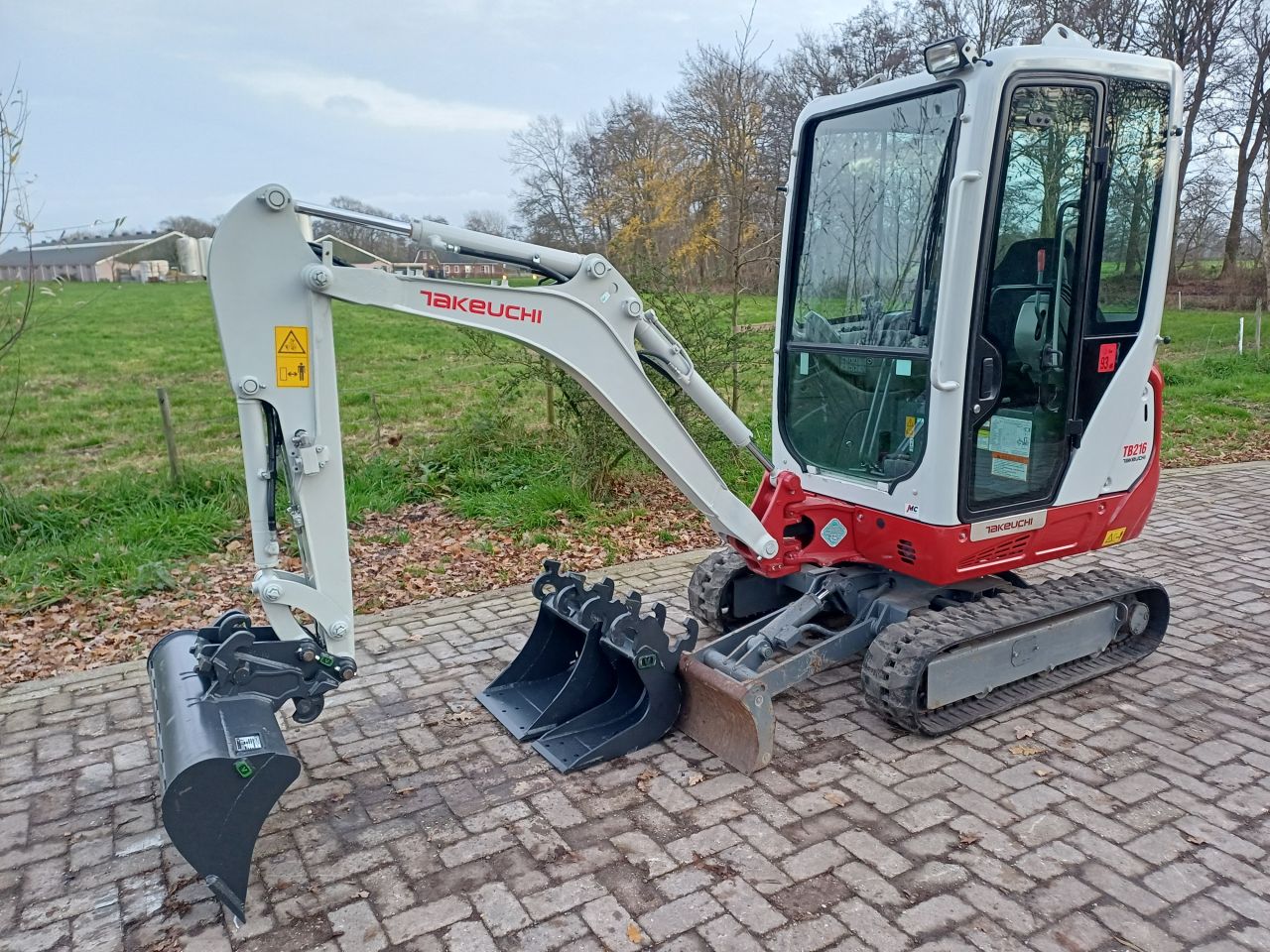 Takeuchi TB216 | bj2022 | 784 uur | 3 bakken
