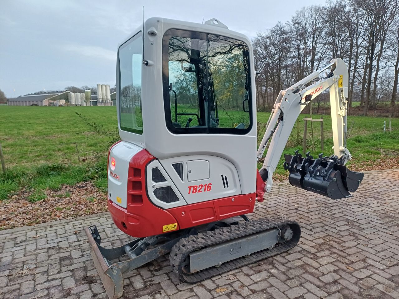 Takeuchi TB216 | bj2022 | 784 uur | 3 bakken