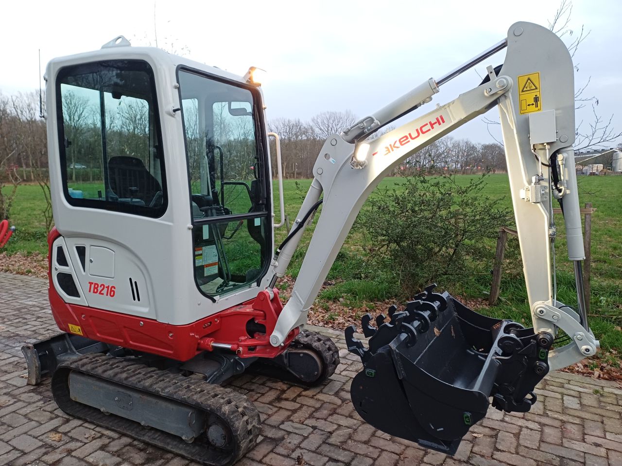 Takeuchi TB216 | bj2022 | 784 uur | 3 bakken