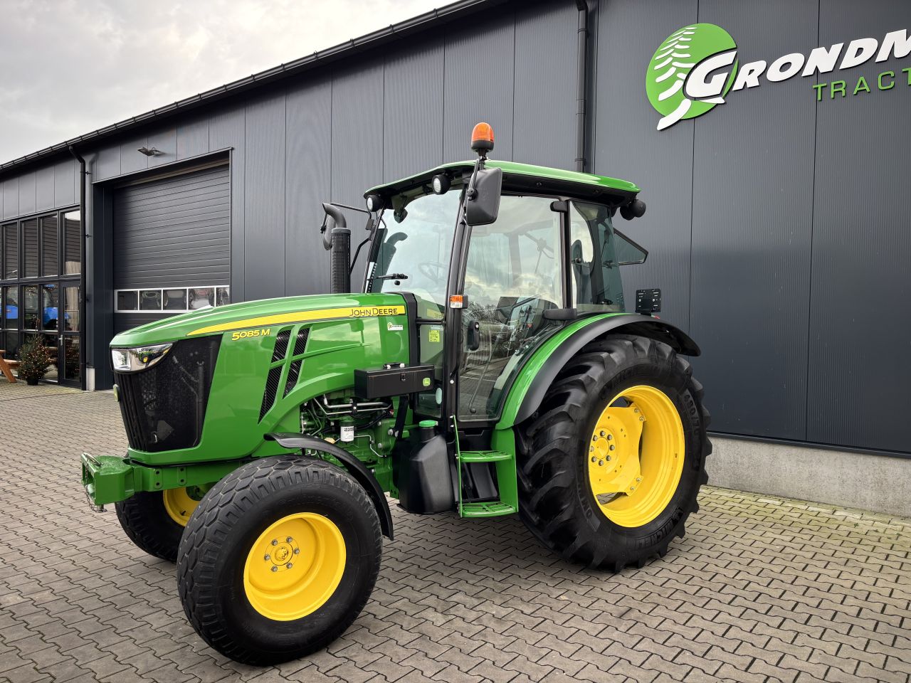 John Deere 5085M