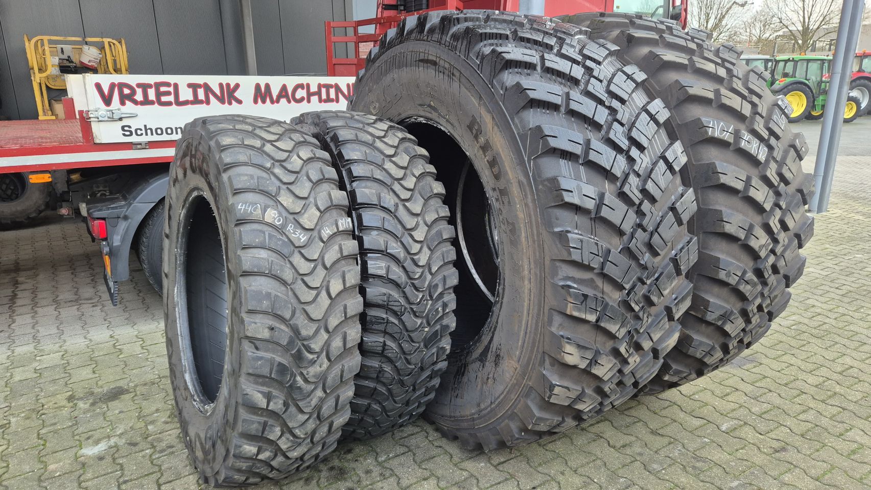 BKT 710/70R42 RideMax en Mitas 440/80R34 IND