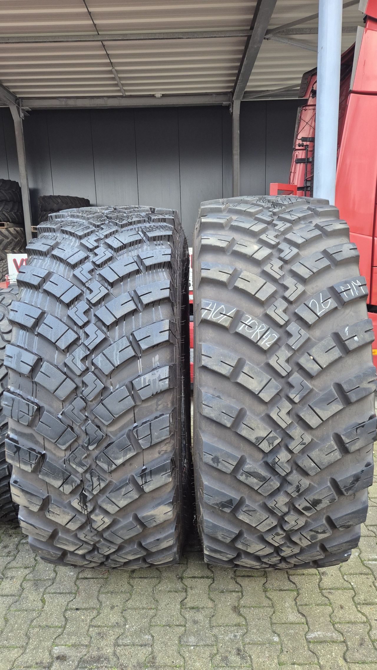 BKT 710/70R42 RideMax en Mitas 440/80R34 IND