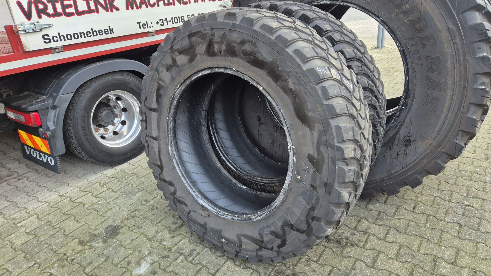 BKT 710/70R42 RideMax en Mitas 440/80R34 IND