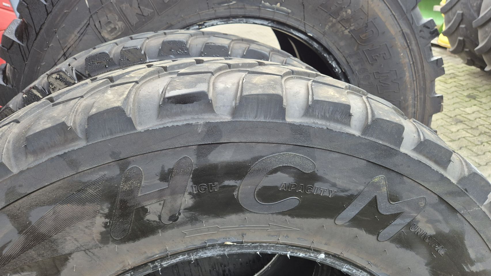 BKT 710/70R42 RideMax en Mitas 440/80R34 IND