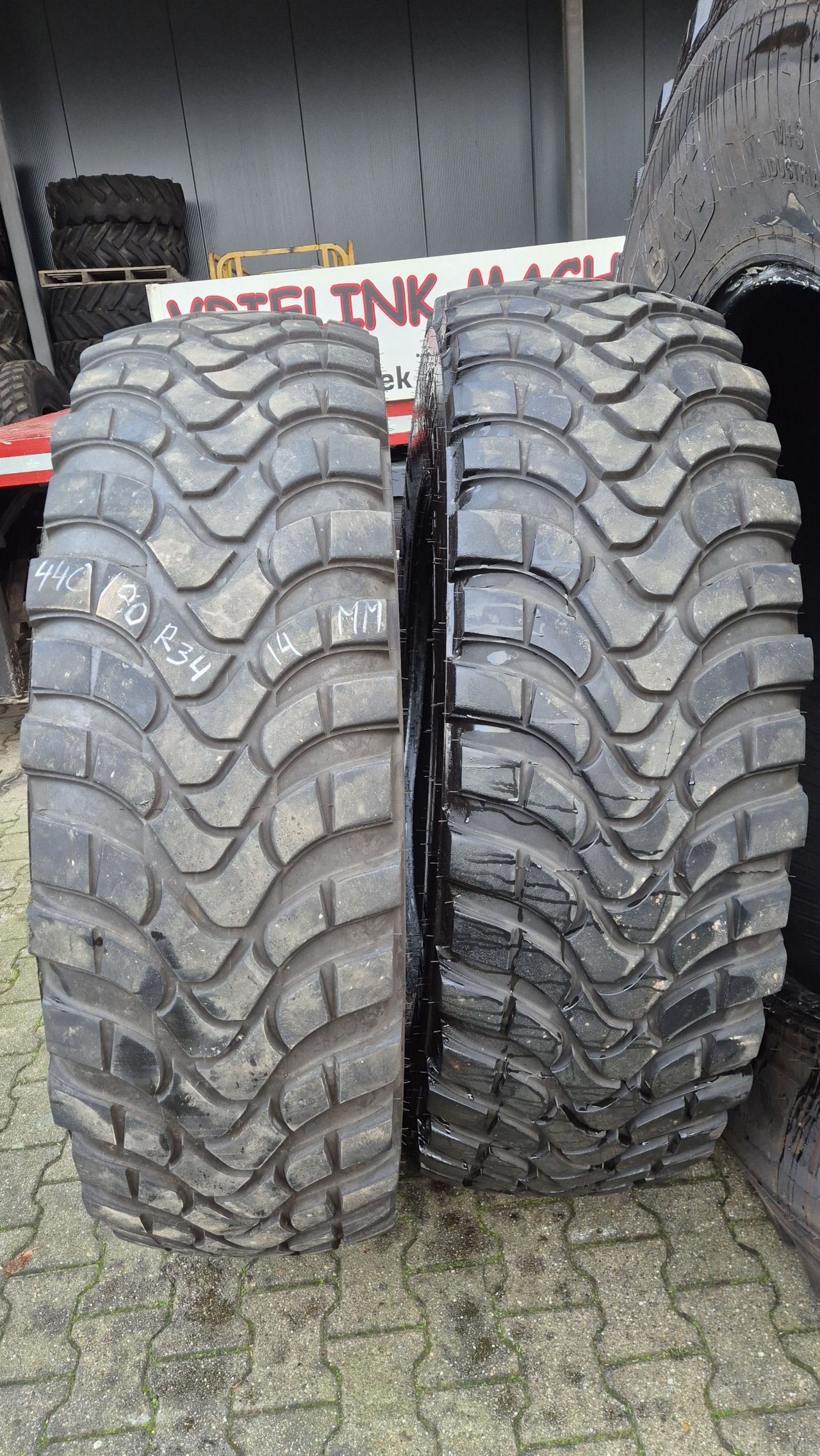 BKT 710/70R42 RideMax en Mitas 440/80R34 IND