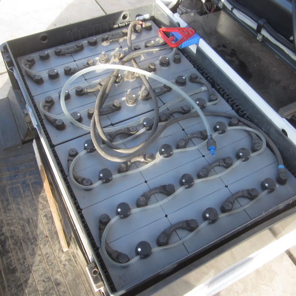 Nissan Heftruck L18Q elektrisch, triplomast, side shift.