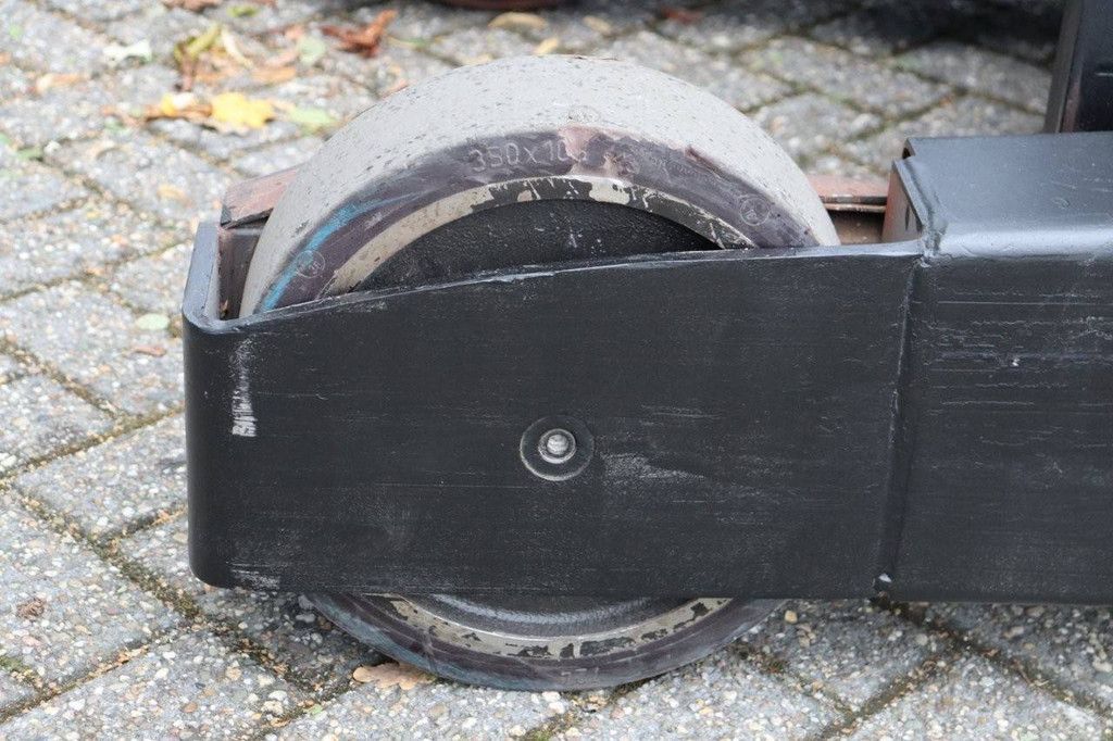 Reach truck electric