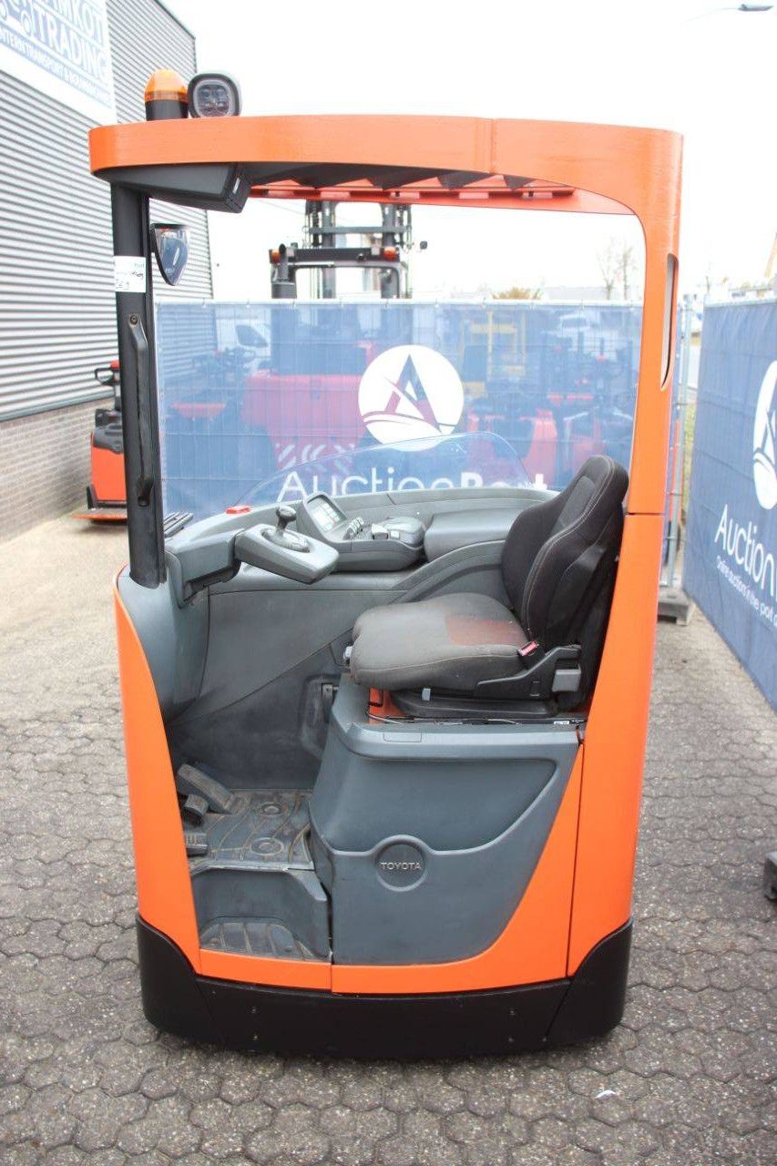 Reach truck electric