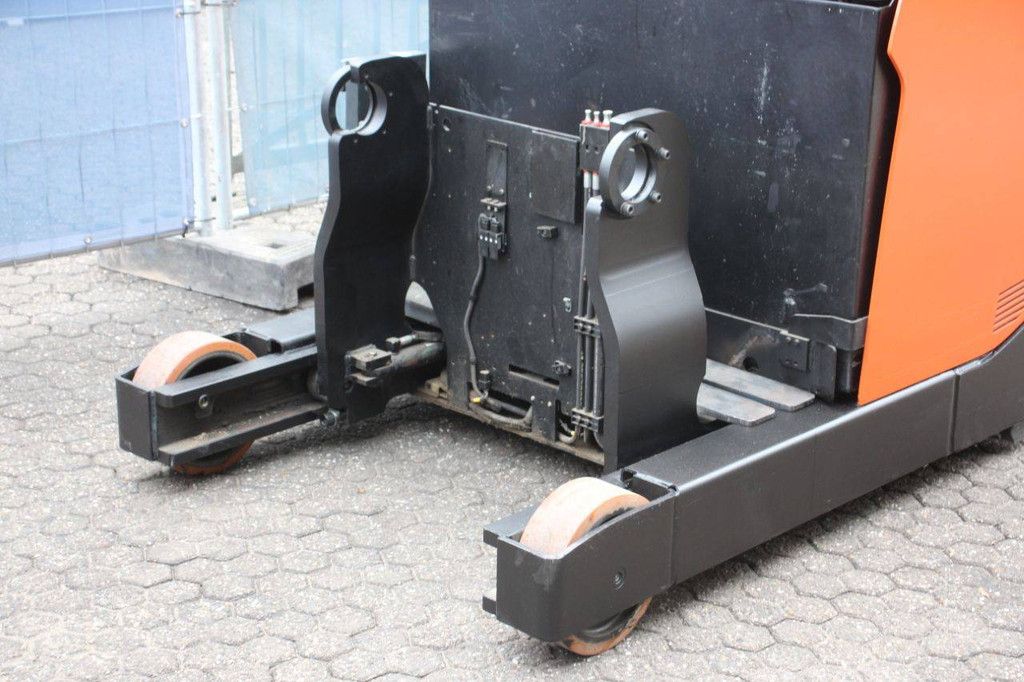 Reach truck electric