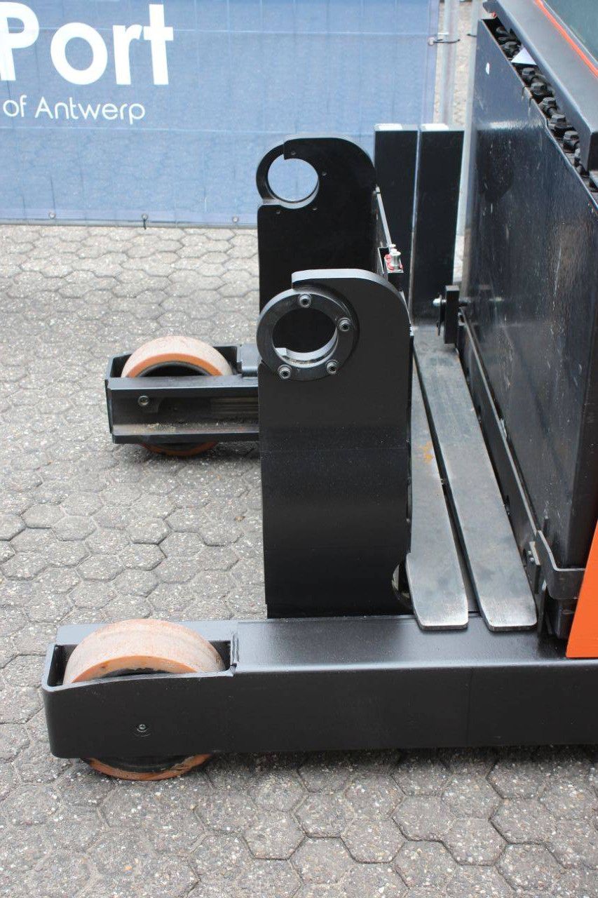 Reach truck electric