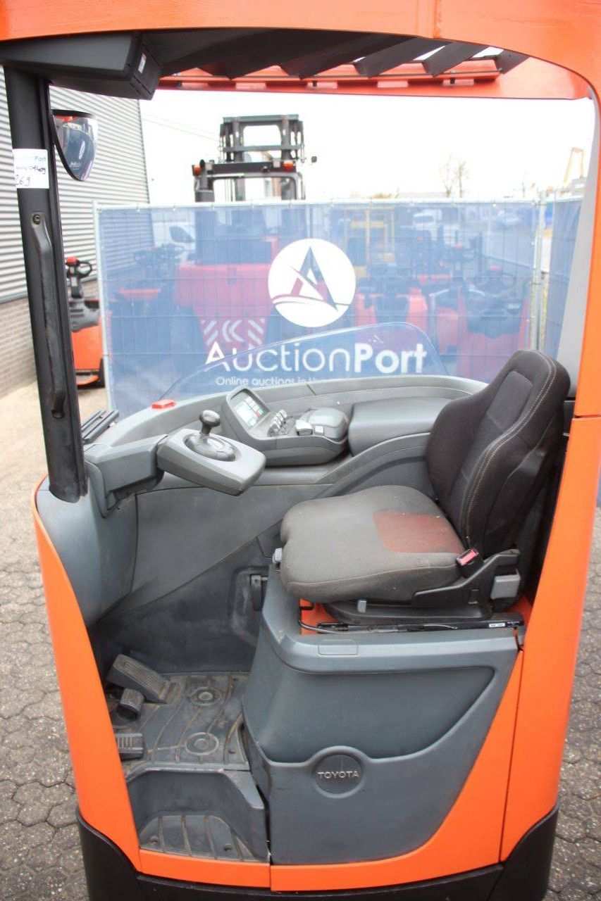 Reach truck electric