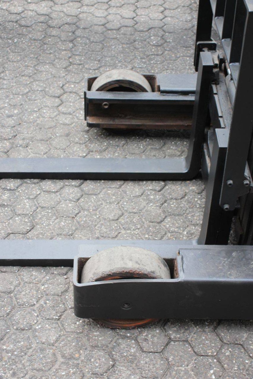 Reach truck BT RRE140 Electric 1400kg 2010