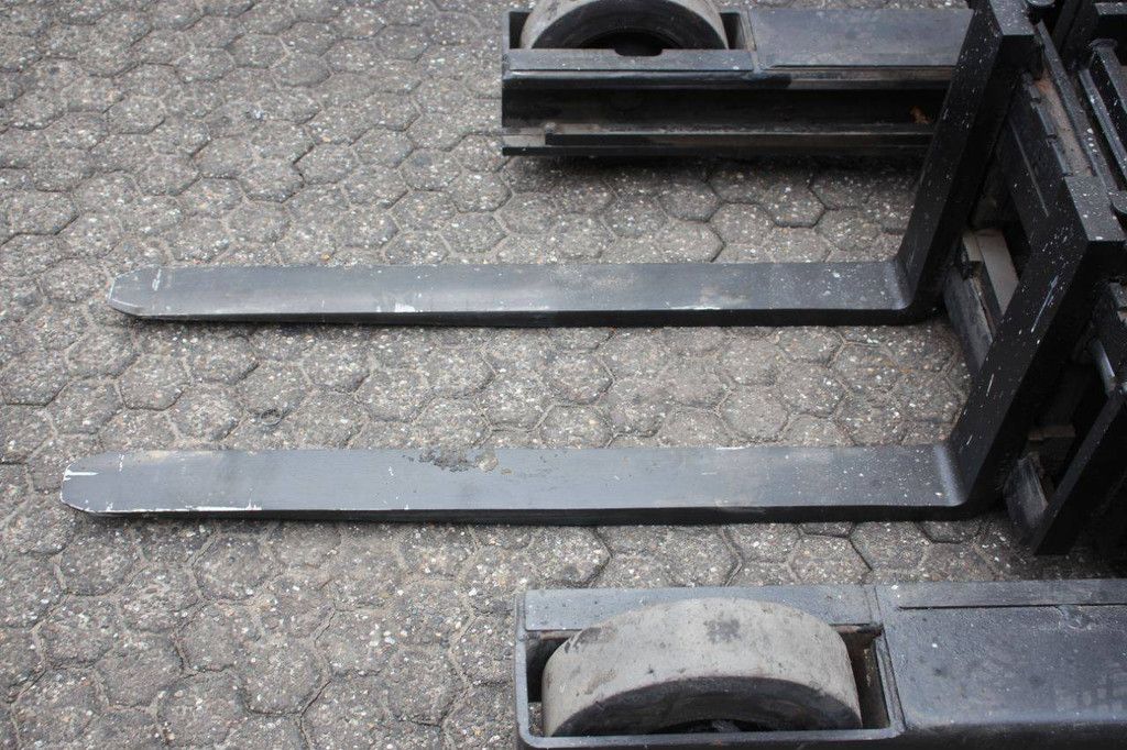 Reach truck Yale MR16 Electric 1600kg 5.5m 2007