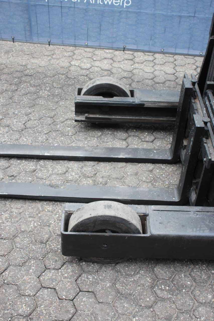 Reach truck Yale MR16 Electric 1600kg 5.5m 2007