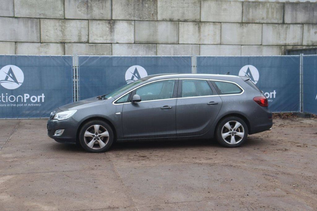Station wagon Opel Astra Sports Tourer Petrol 2012