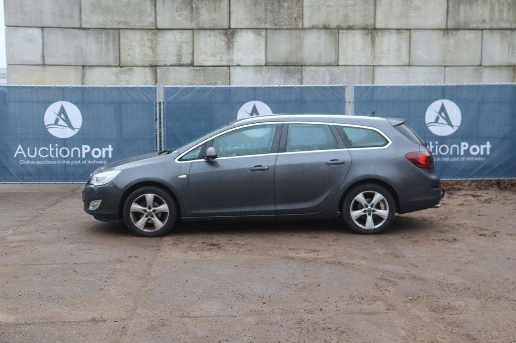 Station wagon Opel Astra Sports Tourer Petrol 2012
