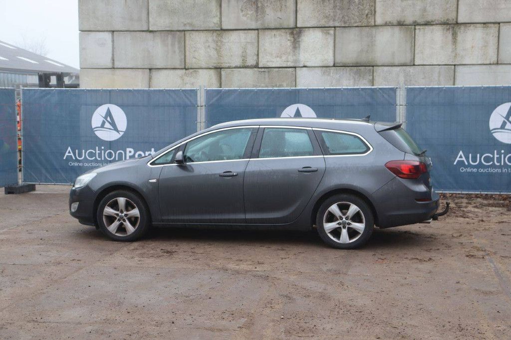 Station wagon Opel Astra Sports Tourer Petrol 2012