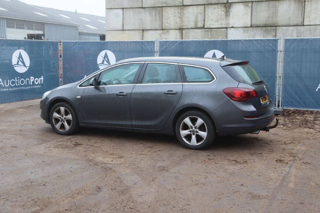 Station wagon Opel Astra Sports Tourer Petrol 2012