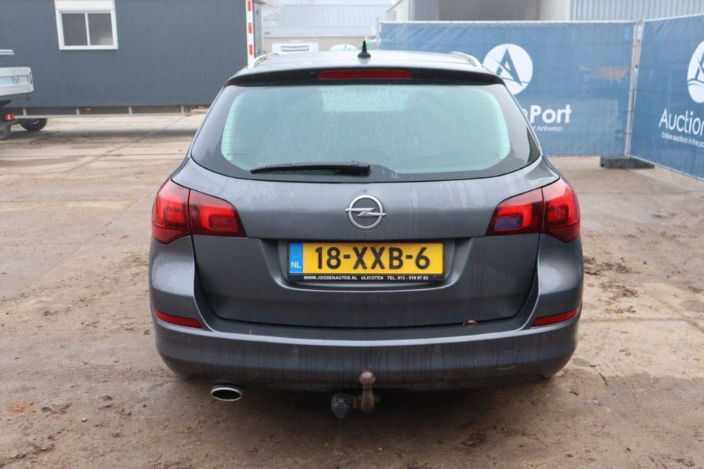 Station wagon Opel Astra Sports Tourer Petrol 2012