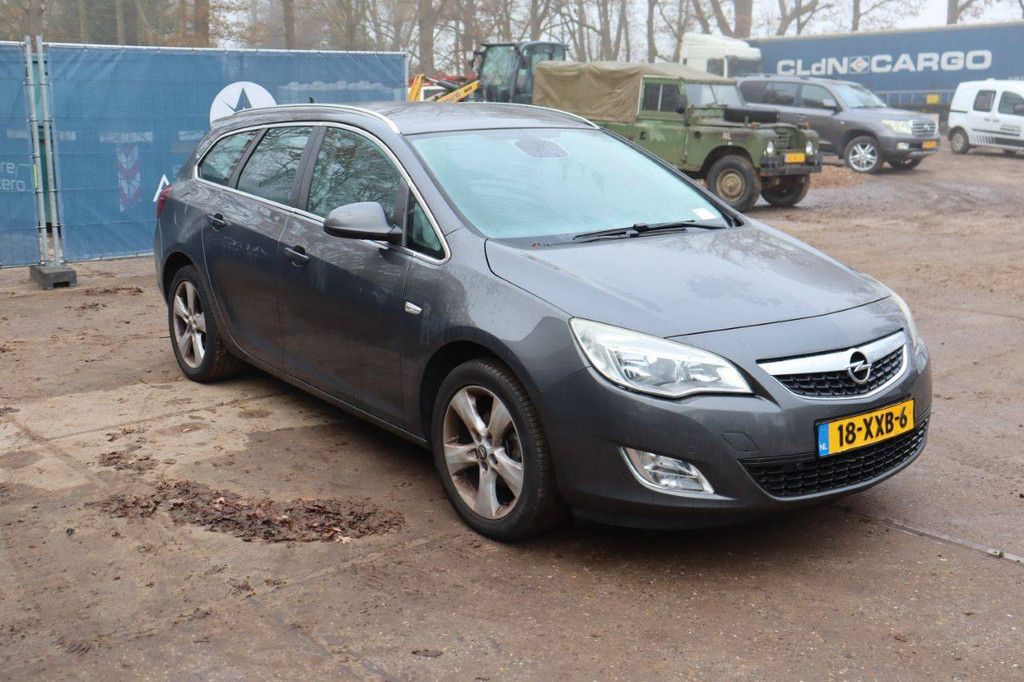 Station wagon Opel Astra Sports Tourer Petrol 2012
