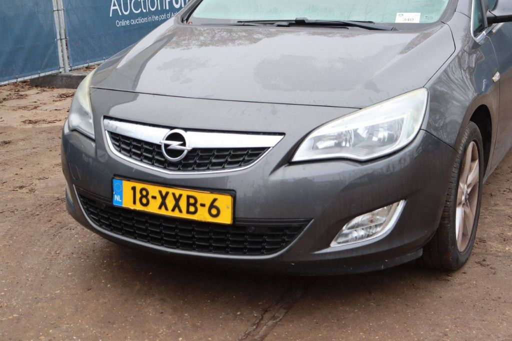 Station wagon Opel Astra Sports Tourer Petrol 2012