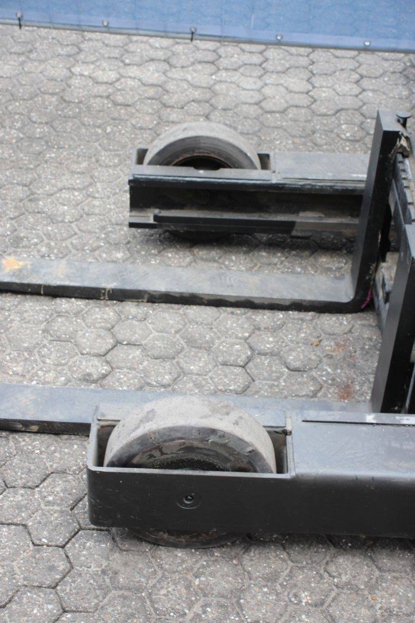 Reach truck Yale MR16 Electric 1600kg 2009