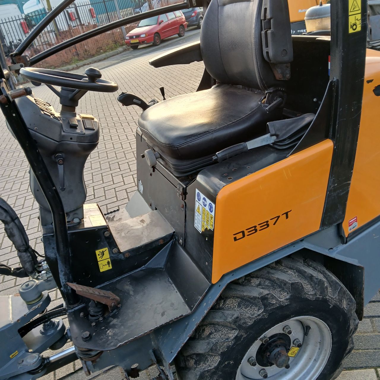 Giant D337T Minishovel