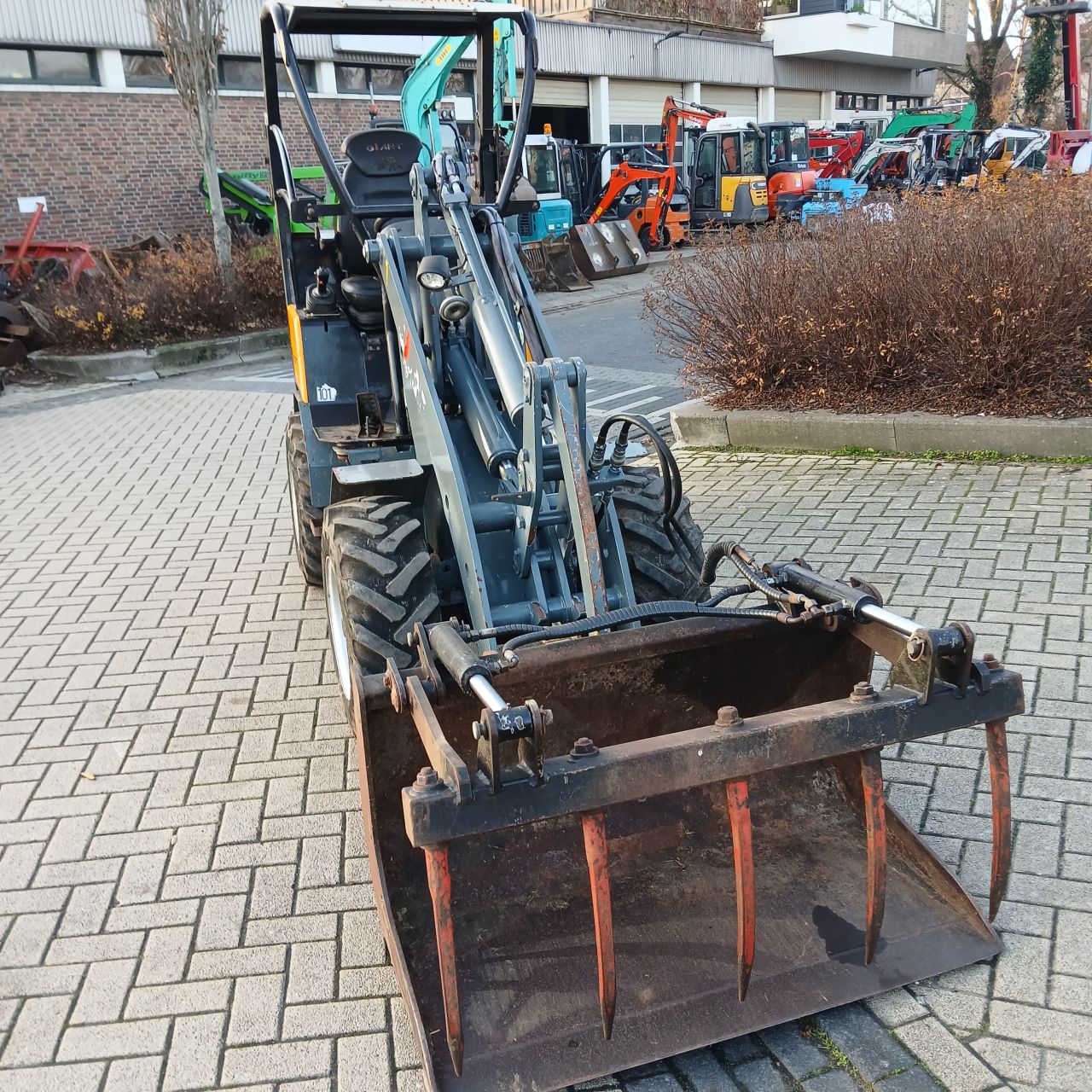 Giant D337T Minishovel