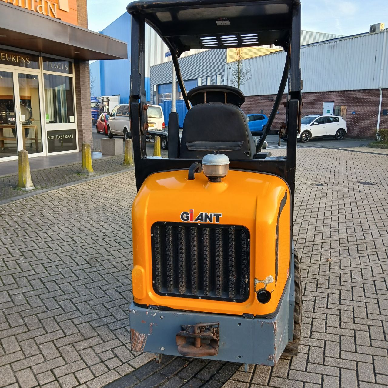 Giant D337T Minishovel