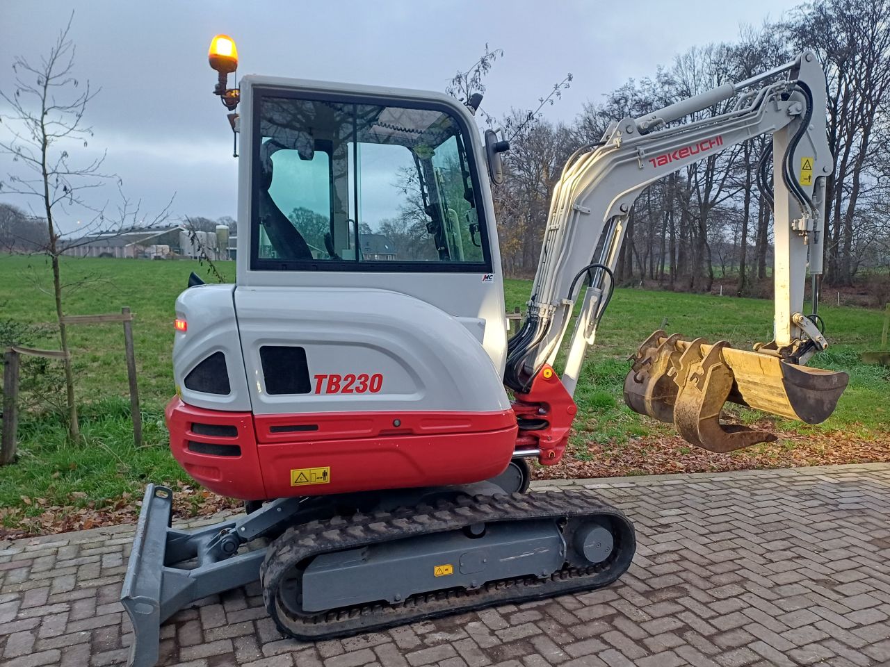 Takeuchi TB230 | bj 2019 | 3250uur | 3 bakken