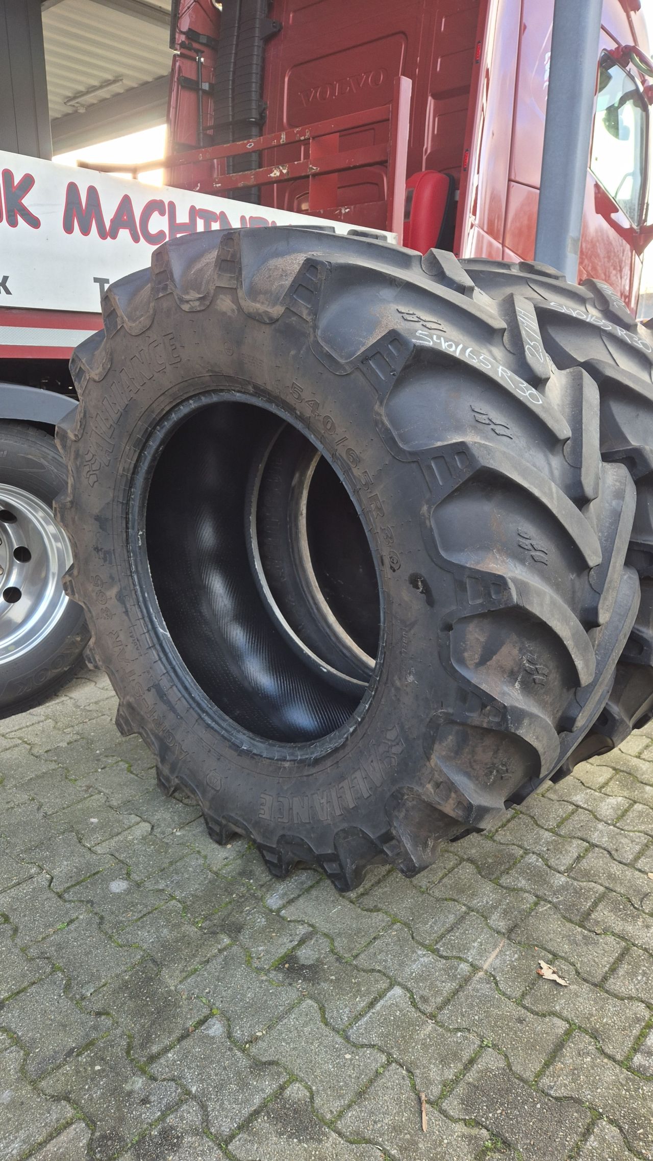 540/65R30 Trelleborg TM800 en Alliance Agristar 365