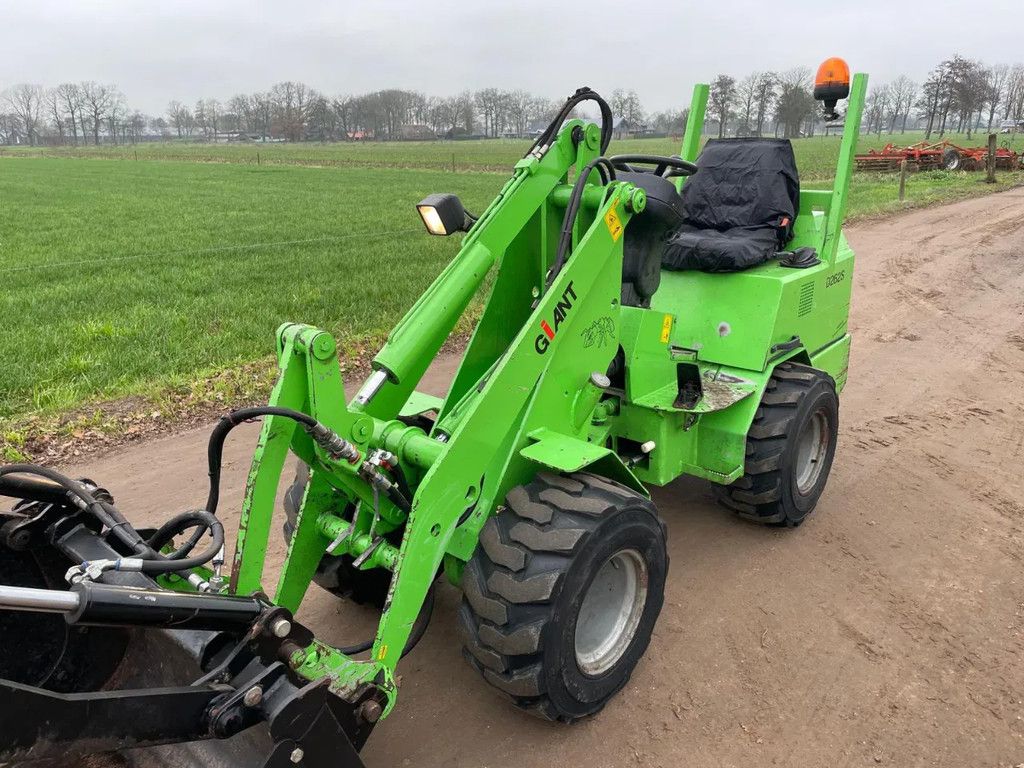 Giant 262 S Shovel Loader