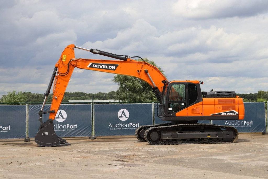 Raupenbagger Develon DX225LC-7M Diesel 2025 Neu