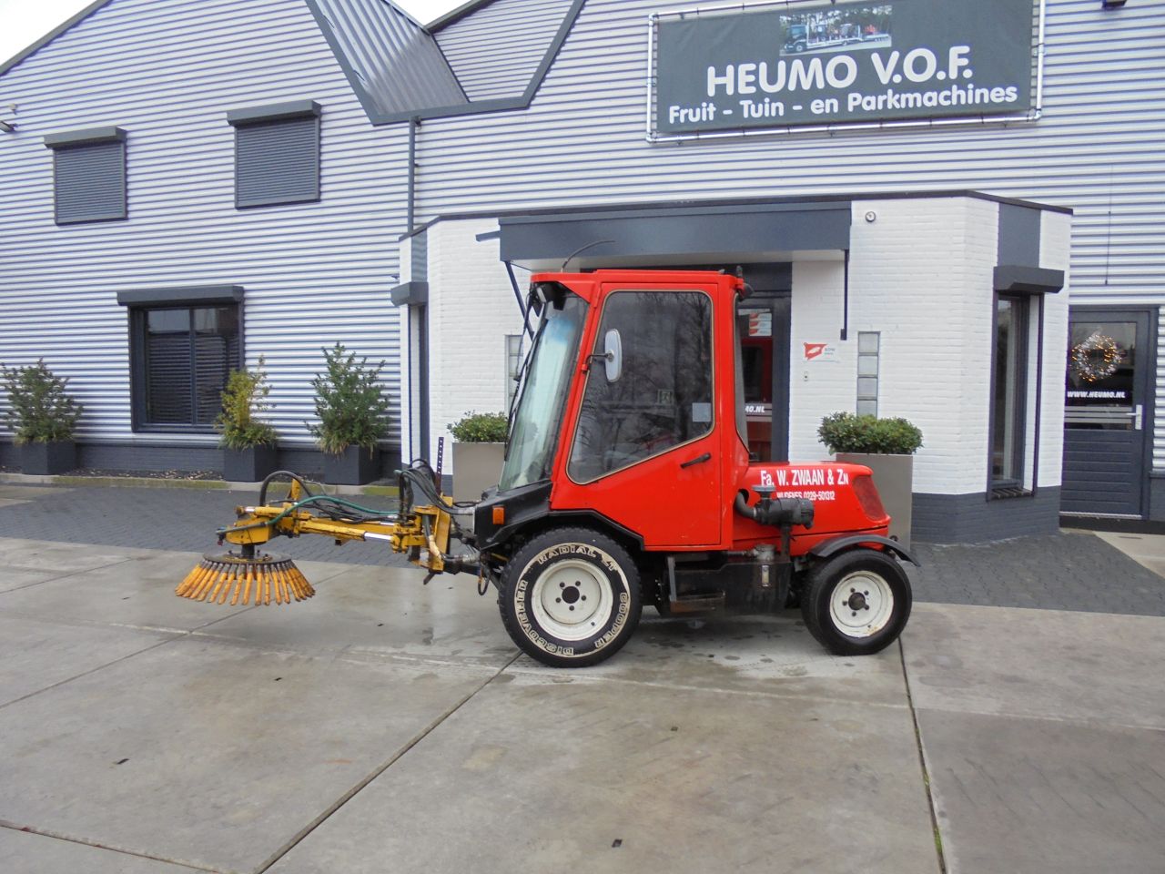 LM trac met onkruidborstel